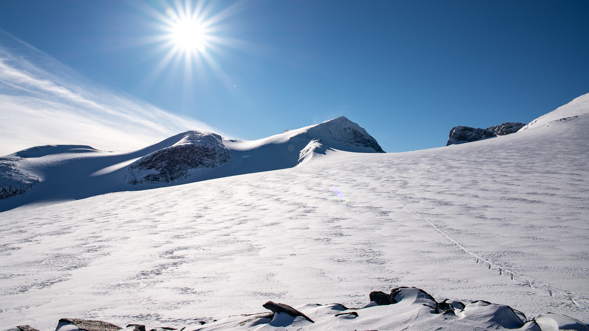 Topptur på ski: Galdhøpiggen frå Leirvassbu - klassisk fjellskitur ..., image size:1920x1080